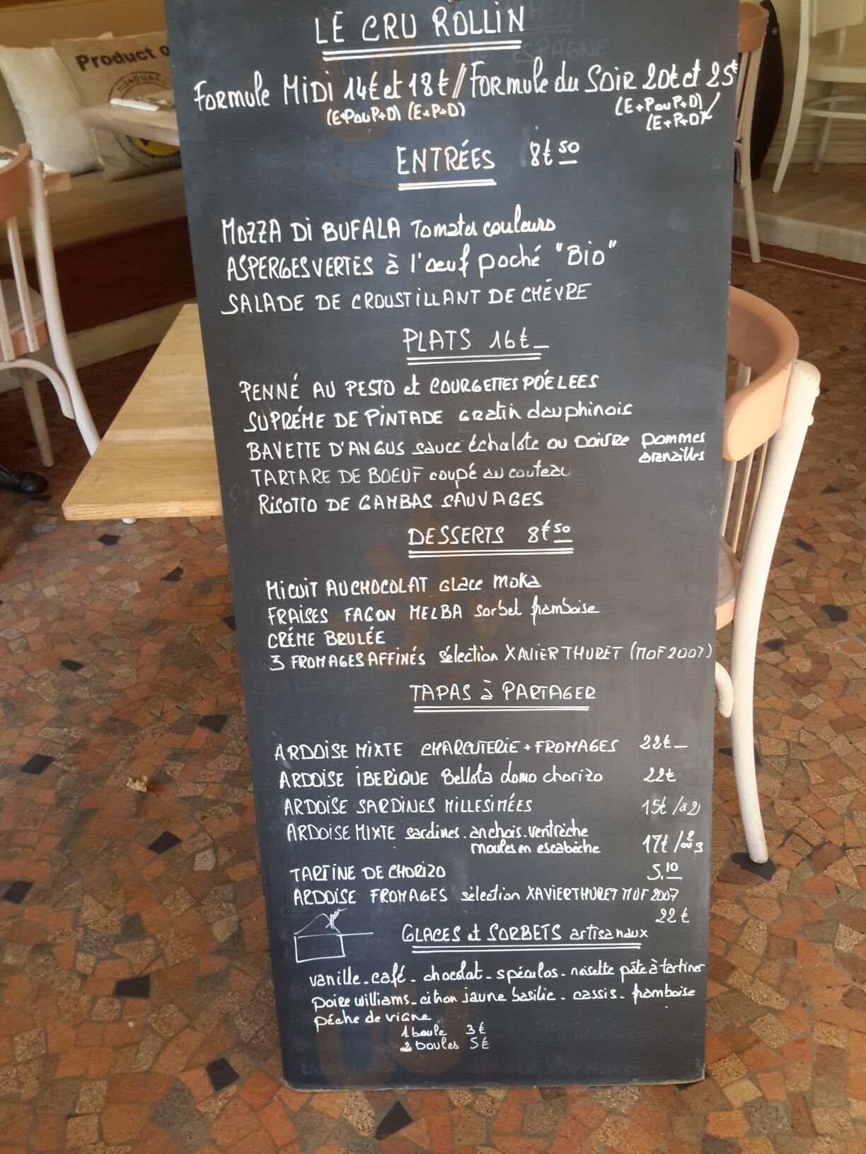 L'ardoise des vins du Cru Rollin, avec la sélection Chapoutier, écrite à la craie.
